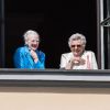 La reine Margrethe II de Danemark et la princesse Astrid de Norvège au balcon du palais royal, à Oslo, le 17 mai 2014 pour la parade de la Fête nationale, marquant cette année le bicentenaire de la Constitution