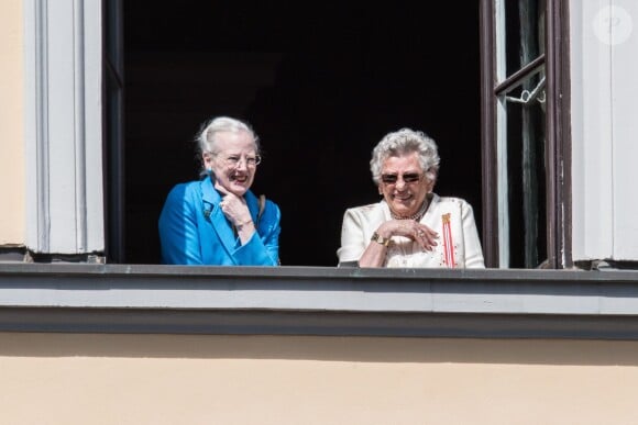 La reine Margrethe II de Danemark et la princesse Astrid de Norvège au balcon du palais royal, à Oslo, le 17 mai 2014 pour la parade de la Fête nationale, marquant cette année le bicentenaire de la Constitution