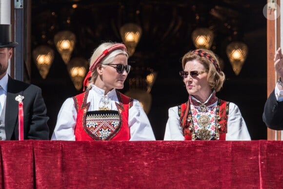 La princesse Mette-Marit et la reine Sonja de Norvège au balcon du palais royal, à Oslo, le 17 mai 2014 pour la parade de la Fête nationale, marquant cette année le bicentenaire de la Constitution