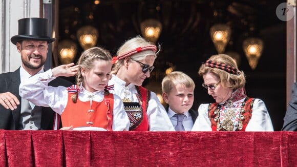 Le prince Haakon, la princesse Ingrid Alexandra, la princesse Mette-Marit, le prince Sverre Magnus et la reine Sonja de Norvège au balcon du palais royal, à Oslo, le 17 mai 2014 pour la parade de la Fête nationale, marquant cette année le bicentenaire de la Constitution
