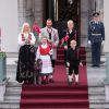Le prince Haakon et la princesse Mette-Marit de Norvège en famille lors de la Fête nationale 2013. Marius n'avait pas encore tout à fait rattrapé son beau-père...