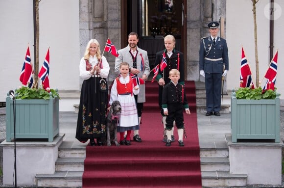 Le prince Haakon et la princesse Mette-Marit de Norvège en famille lors de la Fête nationale 2013. Marius n'avait pas encore tout à fait rattrapé son beau-père...