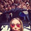 Nabilla et ses fans à Cannes le 17 mai 2014.