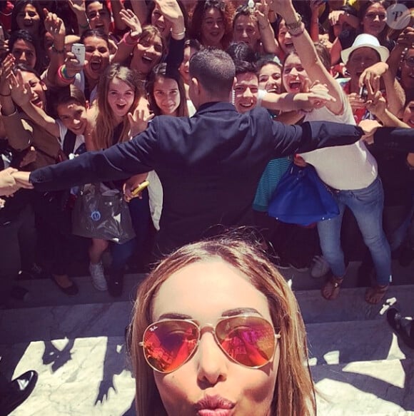 Nabilla et ses fans à Cannes le 17 mai 2014.