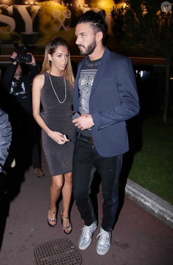 Nabilla Benattia et son petit ami Thomas Vergara croisent Paris Hilton à la sortie de la boite de nuit "Cosy Box" à Cannes, le 17 mai 2014.