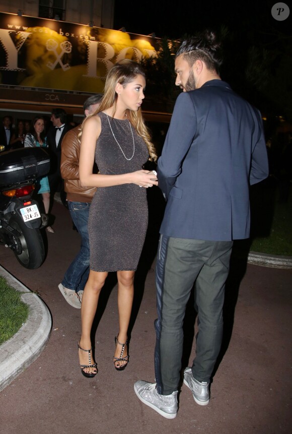 Nabilla Benattia et son petit ami Thomas Vergara croisent Paris Hilton à la sortie de la boite de nuit "Cosy Box" à Cannes, le 17 mai 2014.