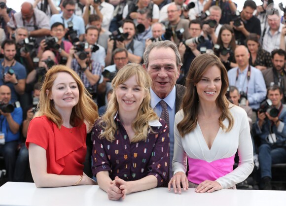 Miranda Otto, Sonja Richter, Tommy Lee Jones, Hilary Swank - au photocall d'Expendables 3 au Carlton, Cannes, le 18 mai 2014.