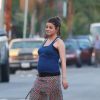 Mila Kunis (enceinte) dans les rues de Los Angeles, le 18 mai 2014. 