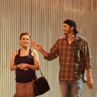 Mila Kunis, enceinte et radieuse : Virée fiesta avec Ashton Kutcher, tactile