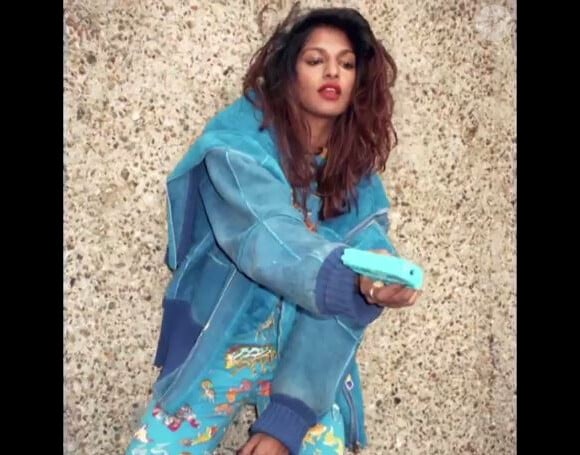 M.I.A s'arme dans le clip de Double Bubble Trouble. Mai 2014.