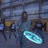 M.I.A, accompagnée de drônes et de danseuses dans le clip de Double Bubble Trouble. Mai 2014.