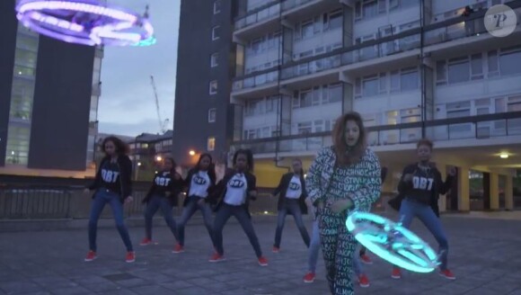 M.I.A, accompagnée de drônes et de danseuses dans le clip de Double Bubble Trouble. Mai 2014.