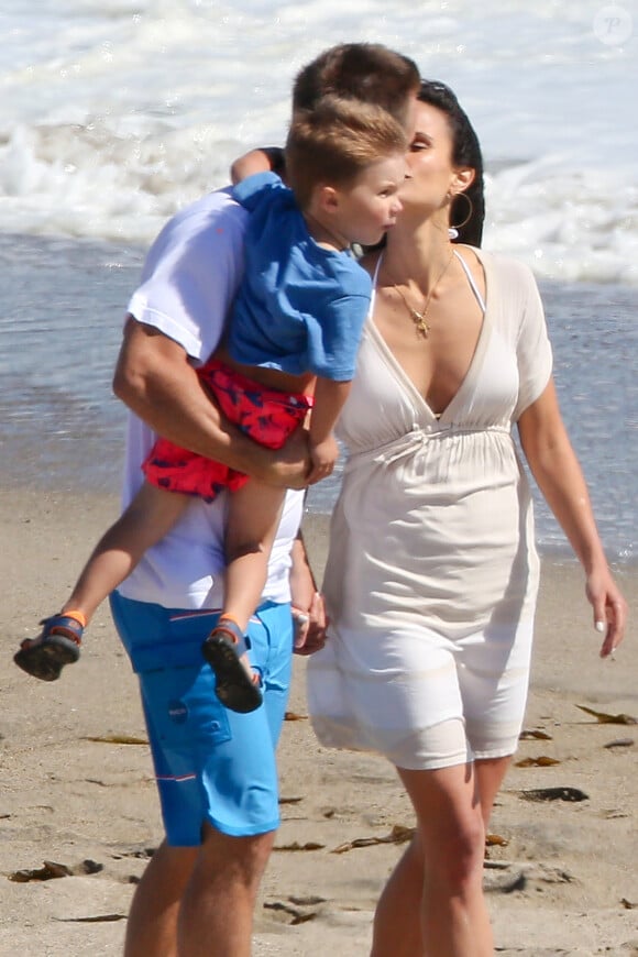 Cody Walker, le frère de Paul Walker, tourne une des dernières scènes de Fast & Furious 7 et embrasse Jordana Brewster à Malibu, Los Angeles, le 20 mai 2014.