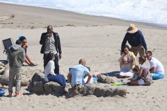 L'équipe de Fast & Furious avec les deux frères de Paul Walker sur le tournage à Malibu, Los Angeles, le 20 mai 2014.