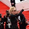 La superbe Sharon Stone (portant une robe Emilio Pucci) lors de la montée des marches du film The Search, au cours du Festival de Cannes le 21 mai 2014
