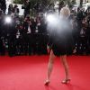 Sharon Stone (portant une robe Emilio Pucci) et ses jambes sublimes, lors de la montée des marches du film The Search, au cours du Festival de Cannes le 21 mai 2014
