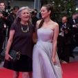  Marion Cotillard et sa maman Niseema Theillaud lors de la mont&eacute;e des marches du film "L'homme qu'on aimait trop" lors du 67e Festival du film de Cannes le 21 mai 2014. 