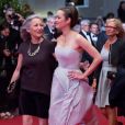  Marion Cotillard et sa m&egrave;re Niseema Theillaud montent ensemble les marches du film "L'homme qu'on aimait trop" lors du 67e Festival du film de Cannes le 21 mai 2014. 