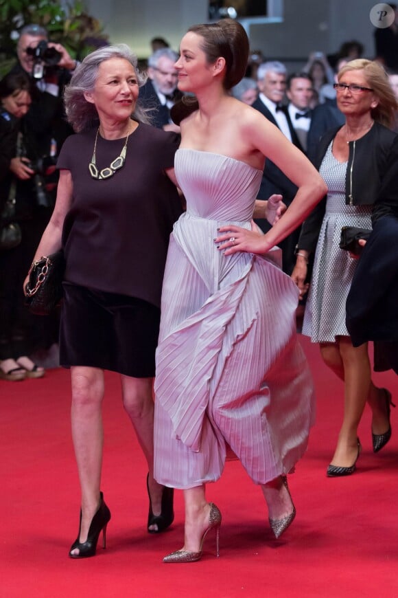 Marion Cotillard et sa mère Niseema Theillaud montent ensemble les marches du film "L'homme qu'on aimait trop" lors du 67e Festival du film de Cannes le 21 mai 2014.