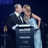 Heidi Klum embrasse Harvey Weinstein lors de la soirée "amfAR's 21st Cinema Against AIDS" à l'Eden Roc au Cap d'Antibes dans le cadre du 67ème festival du film de Cannes, le 22 mai 2014.