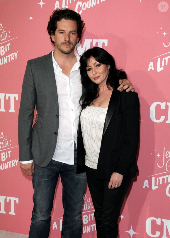 Shannen Doherty et son compagnon Kurt Iswarienko à West Hollywood, le 20 avril 2012.