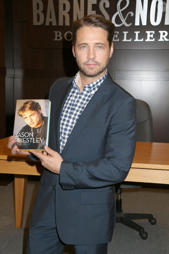 Jason Priestley dédicace son livre "Jason Priestley - A Memoir" à "Barnes & Noble bookstore" à "The Grove", Los Angeles, le 14 mai 2014.