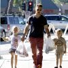 Jason Priestley emmène ses enfants Dashiell et Ava au Farmer's Market à Studio City, le 20 octobre 2013.