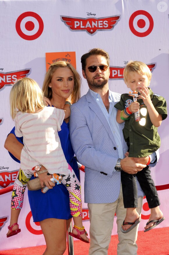 Jason Priestley et son épouse Naomi Lowde-Priestley avec leurs enfants à Los Angeles, le 5 août 2013.