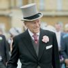 Le prince Philip, duc d'Edimbourg, époux de la reine Elizabeth II, le 21 mai 2014 dans le parc de Buckingham Palace pour la première garden party de l'année. Malgré sa récente opération à la main, d'où un bandage, le prince consort était en excellente forme.