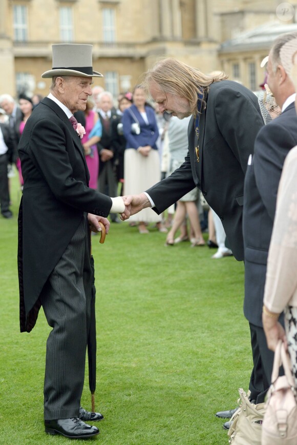 Le prince Philip, duc d'Edimbourg, époux de la reine Elizabeth II, le 21 mai 2014 dans le parc de Buckingham Palace pour la première garden party de l'année. Malgré sa récente opération à la main, d'où un bandage, le prince consort était en excellente forme.