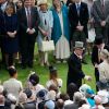 Le duc d'Edimbourg salue le public le 21 mai 2014 dans le parc de Buckingham Palace pour la première garden party de l'année.