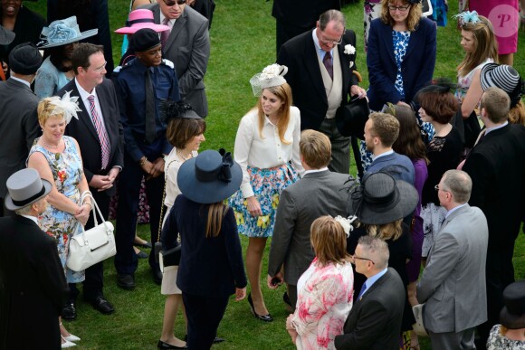 La princesse Beatrice d'York participait avec la reine Elizabeh II et le duc d'Edimbourg, le 21 mai 2014 dans le parc de Buckingham Palace, à la première garden party royale de l'année.