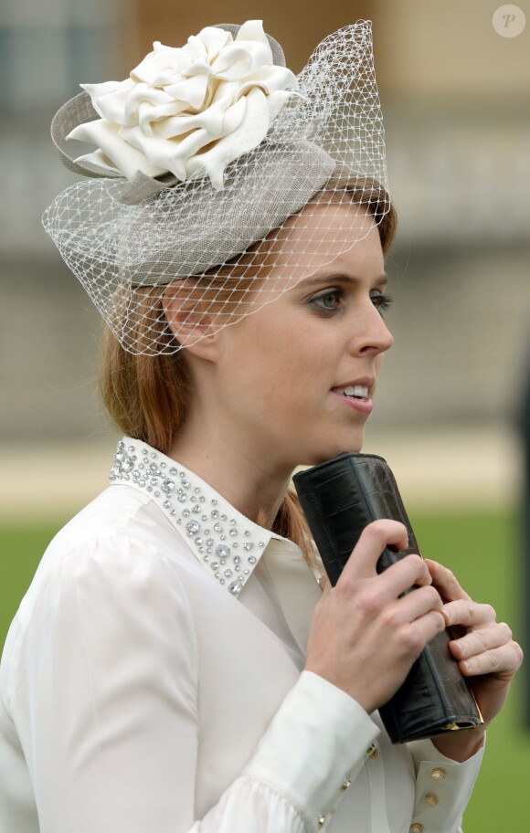 La princesse Beatrice d'York, coiffée d'un chapeau Robyn Coles, participait avec la reine Elizabeh II et le duc d'Edimbourg, le 21 mai 2014 dans le parc de Buckingham Palace, à la première garden party royale de l'année.
