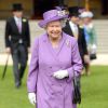 La reine Elizabeth II était vêtue d'un ensemble lavande Angela Kelly le 21 mai 2014 dans le parc de Buckingham Palace pour la première garden party de l'année.