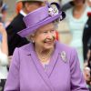 La reine Elizabeth II était vêtue d'un ensemble lavande Angela Kelly le 21 mai 2014 dans le parc de Buckingham Palace pour la première garden party de l'année.