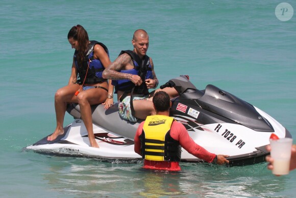 Martin Skrtel, sortie en mer avec son épouse Barbora Lovasova à Miami Beach, le 23 mai 2014