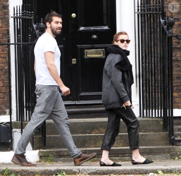 Exclusif - Emma Watson se promène avec son compagnon, Matthew Janney, dans les rues de Londres le 26 avril 2014