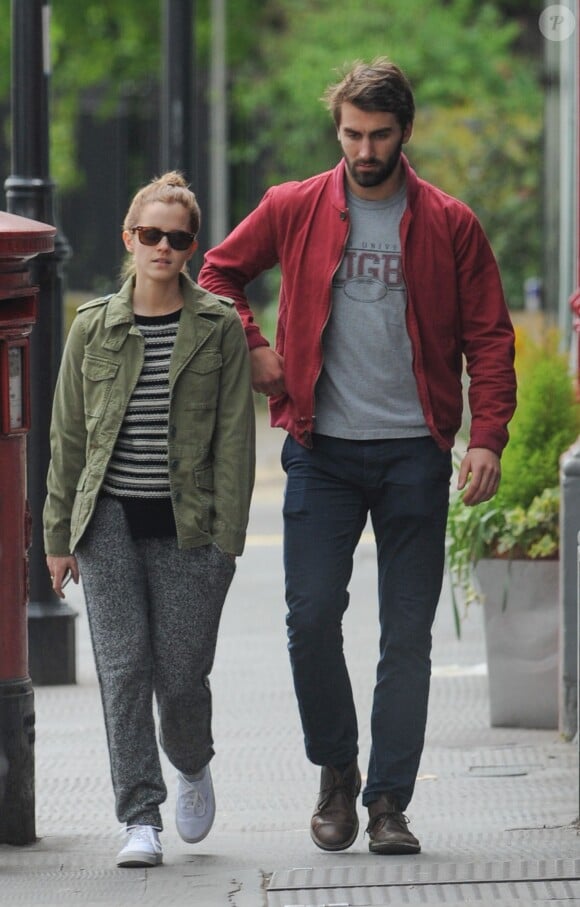 Exclusif - Emma Watson se promène avec son petit ami Matthew Janney à Londres, le 22 avril 2014.