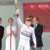 La princesse Charlene de Monaco, habillée d'une robe aux couleurs de la principauté, a assisté le 25 mai 2014 à la victoire de Nico Rosberg lors du Grand Prix de F1 de Monaco, en compagnie de son mari le prince Albert ainsi que ses neveux Andrea et Pierre Casiraghi.