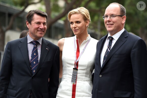 Charlene de Monaco entre Christian Estrosi et le prince Albert le 25 mai 2014 lors du Grand Prix de F1 de Monaco