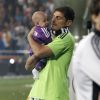 Iker Casillas fête sa victoire en Ligue des champions avec son fils Martin au stade Bernabeu à Madrid le 25 mai 2014. 