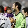 Diego Lopez et sa fille Zoe fêtent la victoire en Ligue des champions au stade Santiago Bernabeu à Madrid le 25 mai 2014. 