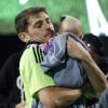 Iker Casillas fête sa victoire en Ligue des champions avec son fils Martin au stade Bernabeu à Madrid le 25 mai 2014. 