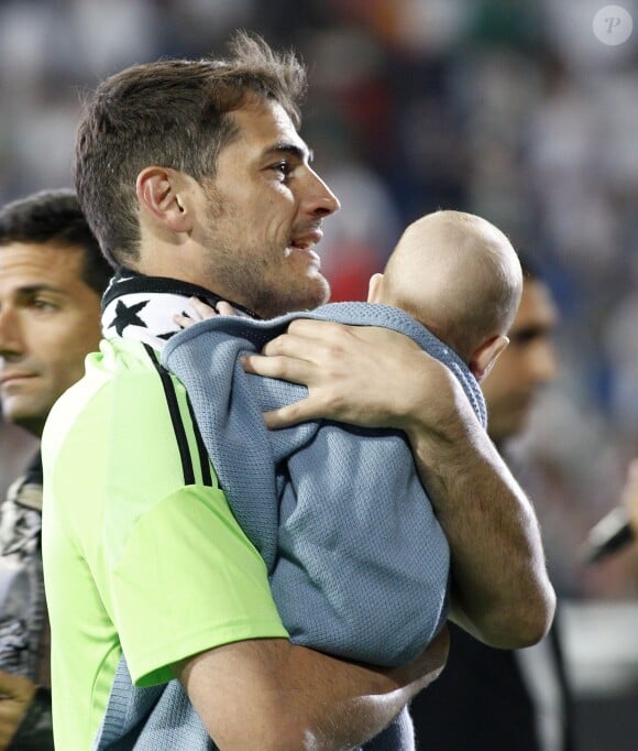 Le gardien Iker Casillas fête sa victoire en Ligue des champions avec son fils Martin au stade Bernabeu à Madrid le 25 mai 2014. 