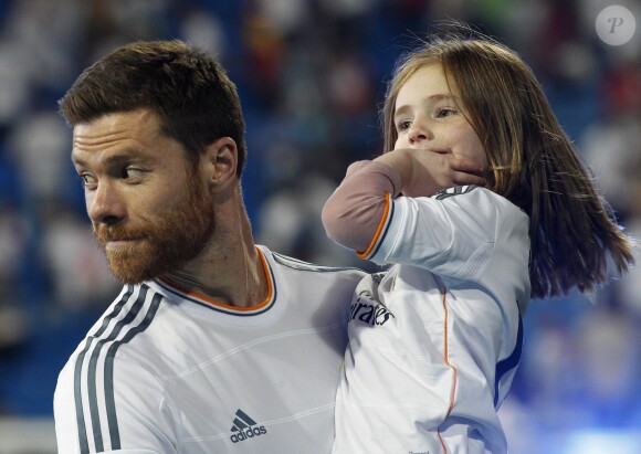 Xani Alonso et sa fille Ane fêtent la victoire en Ligue des champions au stade Santiago Bernabeu à Madrid le 25 mai 2014. 