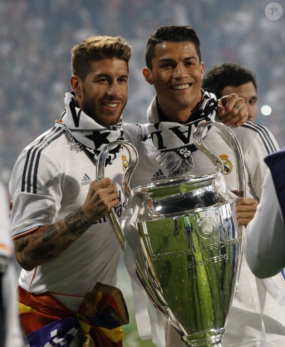 Sergio Ramos et Cristiano Ronaldo fêtent leur victoire en Ligue des champions au stade Bernabeu à Madrid en Espagne le 25 mai 2014. 