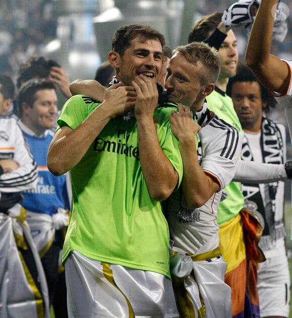 Iker Casillas fête la victoire en Ligue des champions au stade Bernabeu à Madrid en Espagne le 25 mai 2014. 