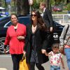 Aishwarya Rai (accompagnée de sa mère Brinda Rai) et sa fille Aaradhya à l'aéroport de Nice le 24 mai 2014