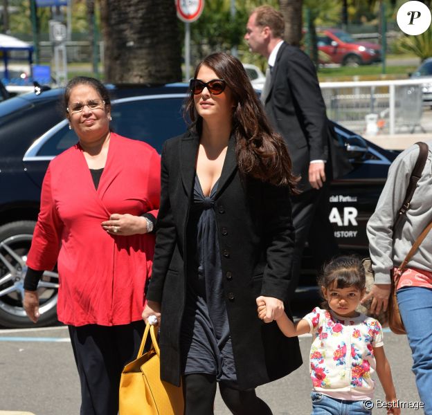Aishwarya Rai (accompagnée de sa mère Brinda Rai) et sa fille Aaradhya à l'aéroport de Nice le 24 mai 2014