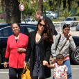 Aishwarya Rai (accompagnée de sa mère Brinda Rai) et sa fille Aaradhya à l'aéroport de Nice le 24 mai 2014